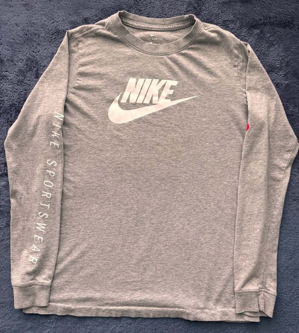 Nike Long Sleeve Graphic T-Shirt Dark Heather Grey Metallic Logo Size Youth XL